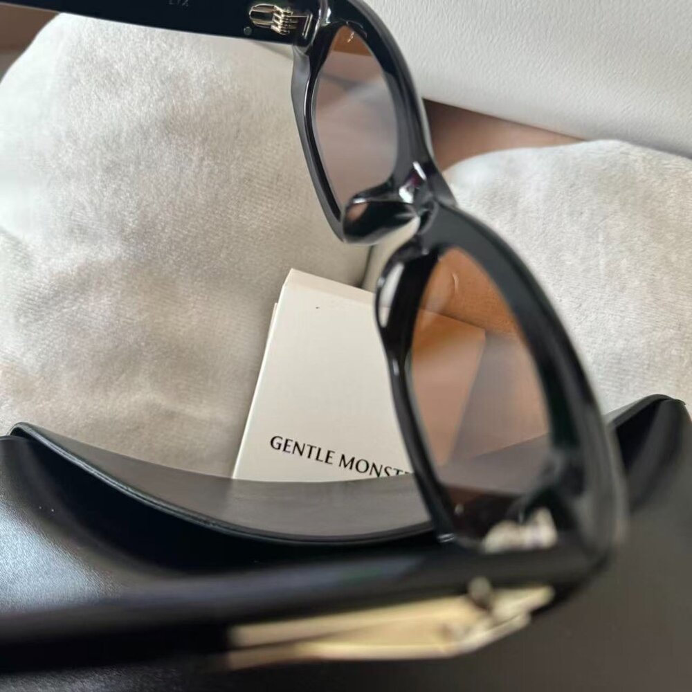 Gentle Monster Lix Black Rectangular Sunglasses B… - image 4